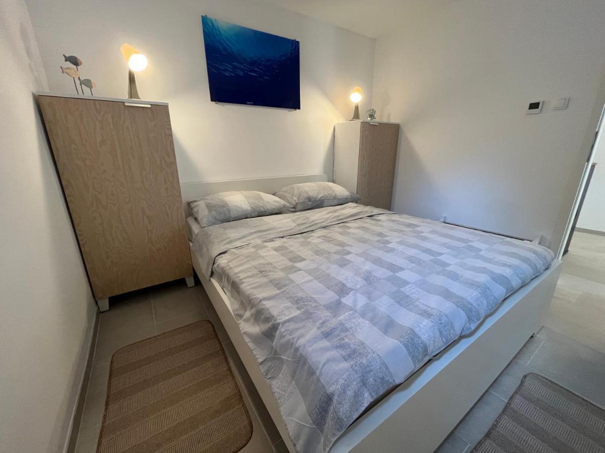 Apartamento Blue Penguin Pinezići Exterior foto