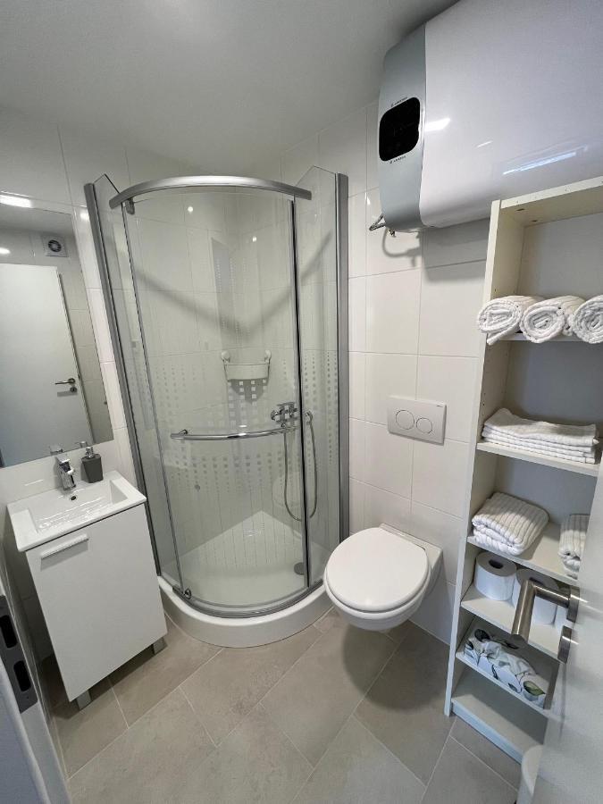 Apartamento Blue Penguin Pinezići Exterior foto